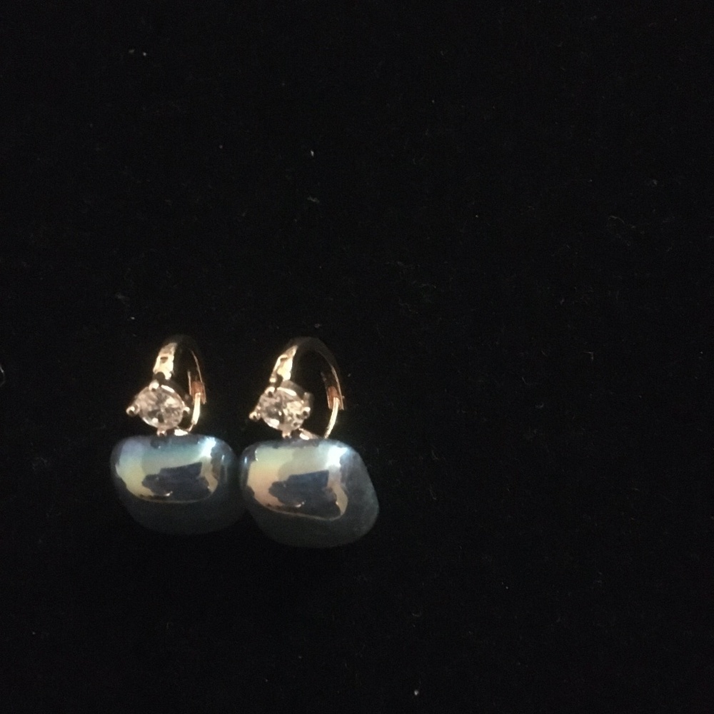 Pretty Earring - Picture 2 of 4